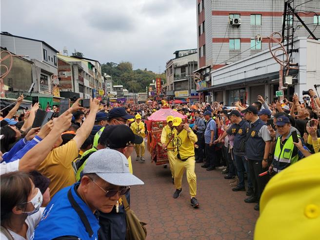 粉紅超跑下午兩點起駕，路線還不明。（周麗蘭攝）