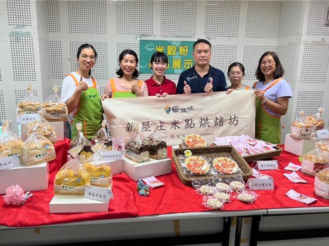 新屋区农会米点烘焙坊，将米谷粉融入制作米点心。（远雄广场提供）