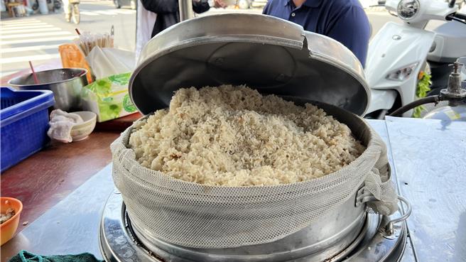 台南盐水朝琴路、清湶路交叉口有间在地知名的「永茂猪头饭」，1碗10元猪头饭，至今维持了47年，最近店家扛不住通膨压力，每碗从10元涨到15元。（张毓翎摄）