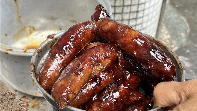 店家无奈表示，猪头饭小菜以香肠、五花肉为主，除了在来米涨太凶，最近猪肉价格都难降下来。（张毓翎摄）