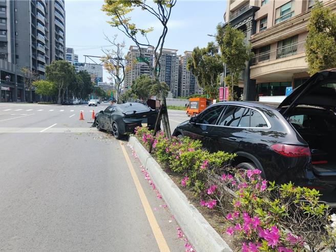 跑車上了分隔島。（林口警分局提供／張鎧乙新北傳真）