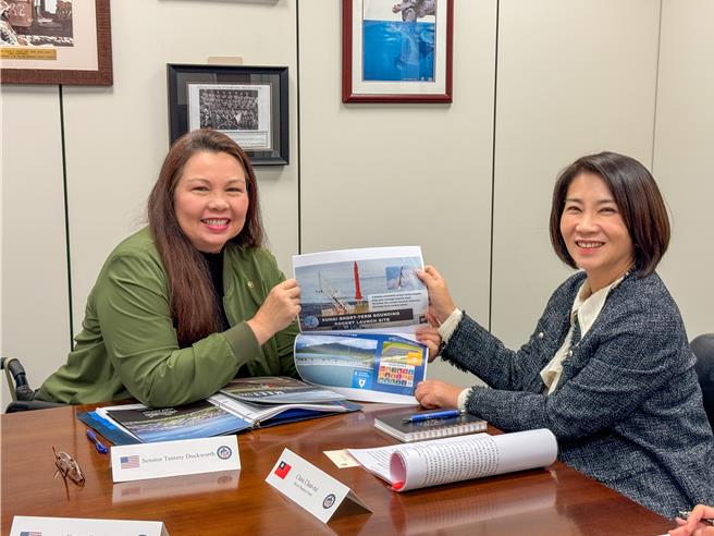 近日美國民主黨參議員Tammy Duckworth提案推動《台灣與美國太空援助法》，對此，屏東縣長周春米於美國時間19日拜會Tammy Duckworth時順勢分享屏東未來計畫發展太空產業，成功引起對方興趣。（屏縣府提供／謝佳潾屏東傳真）