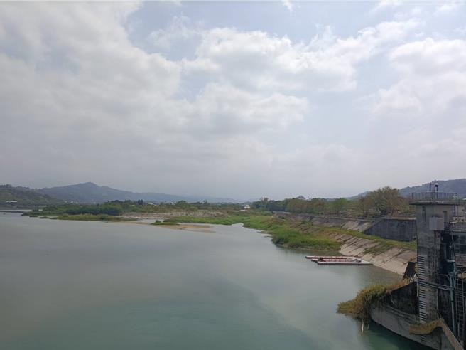 今年台中地区降雨偏少，水情灯号日前转为「提醒绿灯」，市长卢秀燕21日前往石冈水坝视察。（陈淑娥摄）