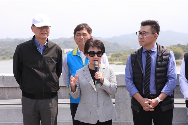 今年台中地区降雨偏少，水情灯号日前转为「提醒绿灯」，市长卢秀燕21日前往石冈水坝视察。（陈淑娥摄）