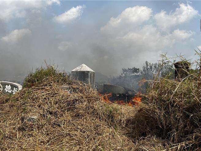 清明扫墓期间公墓火警增多，是消防人员每年疲于奔命的噩梦，台南是消防局统计上周的火警案件数，有8成6来自公墓野草火警。（读者提供／程炳璋台南传真）