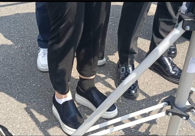 台中市長盧秀燕響應「世界唐氏症日」，今天左右腳特別穿不同顏色襪子出門跑行程。（陳淑娥攝)