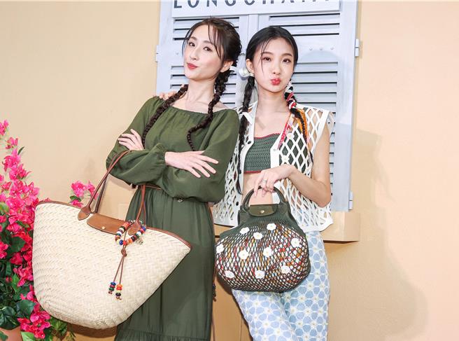 柯佳嬿（左）和陳華合照露出俏皮表情。（粘耿豪攝）