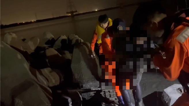台中市丽水渔港港区21日凌晨0时许，1名女子因不明原因失足落海，救援人员顺利将女子救上岸。（海巡署中部分署第三岸巡队提供／张妍溱台中传真）
