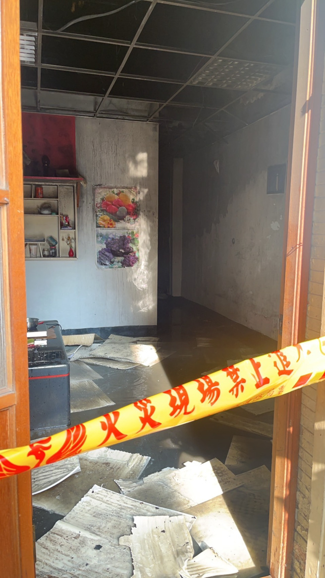 今（21日）下午14时57分许，新北市淡水区清水街发生一起火警。（翻摄画面）