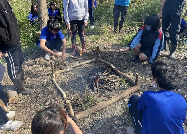 学生体验木桩制作与火堂定位的森林跨域课程。(照片/教育部提供)