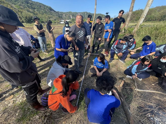 学习传统建物的测量纪录，并预估材料用量。(照片/教育部提供)