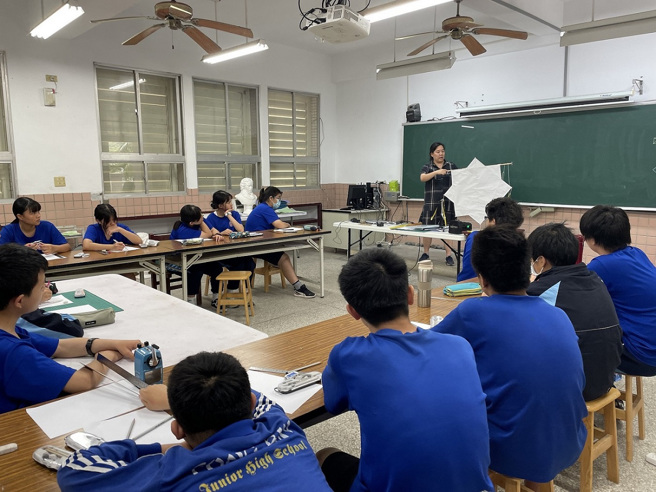学生从阿美族八角风筝结构学习数学的对称几何之美。(照片/教育部提供)