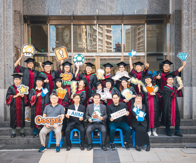 臺北医学大学2019年成立全国第一所AI 医疗「人工智慧医疗硕士在职专班」，已培育40名毕业生投入智慧医疗领域，引领未来教育的发展。(照片/北医大提供)