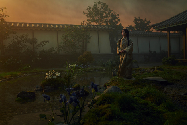 在护城河一旁的西之丸庭园，则为当地赏樱的必访之地，由翠绿高耸的树木包围着，除了可以眺望天守阁及护城河石墙的美景外，每年春天数百棵樱花树争相竞放，无以言喻的美景尽收眼底。(照片/ Disney+提供)