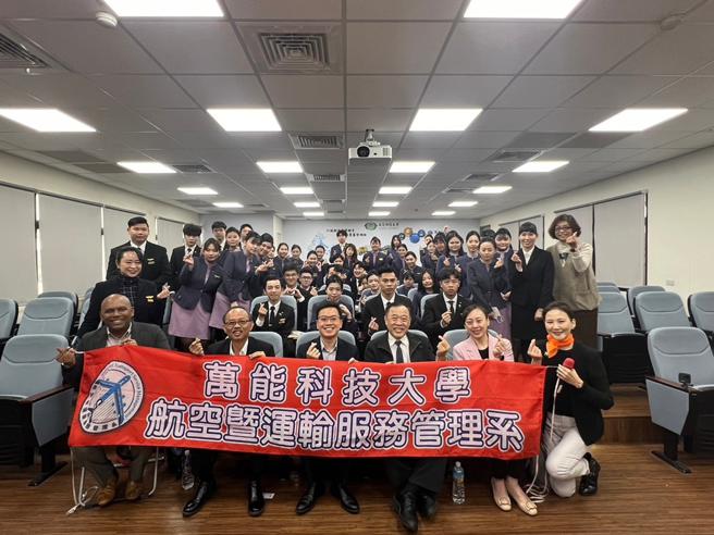 万能科大校长庄畅(右3)出席开课典礼勉励同学。图/万能科大提供