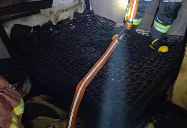 烧毁的床垫。（新北消防局提供／张铠乙新北传真）