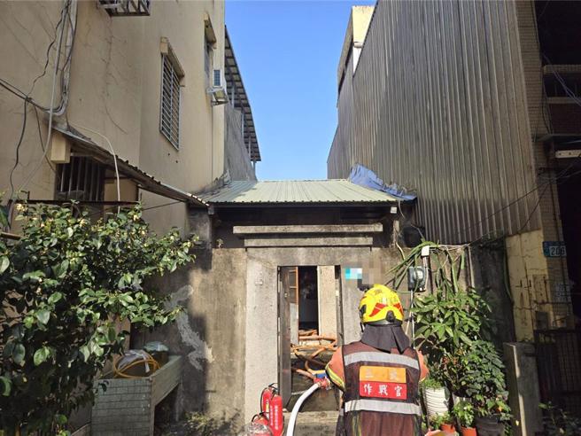 消防队员灌水抢救。（新北消防局提供／张铠乙新北传真）