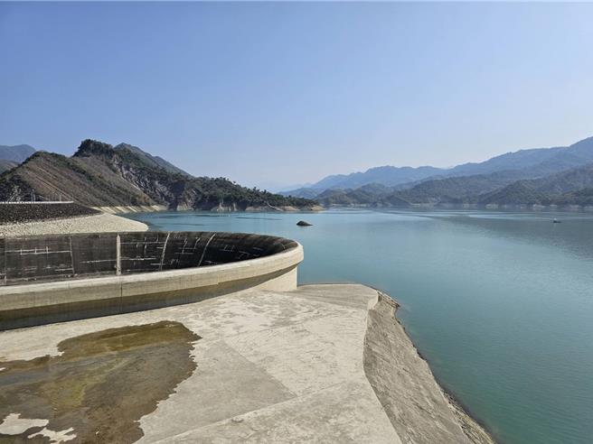 台南市南化水庫蓄水率僅剩4成3，因旗山溪水量不足，且需優先供應下游灌溉，尚無法啟動越域引水。（水利署南區分署提供／程炳璋台南傳真）