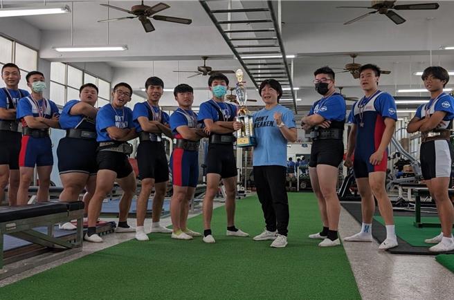 雲林縣土庫商工健力隊參加本月在高雄市舉辦的「全國青年盃健力錦標賽 」，拿下個人3金2銀3銅佳績，並蟬連高中男子組團體冠軍，21日校方加以表揚。（土庫商工提供／張朝欣雲林傳真）