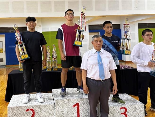 雲林縣土庫商工健力隊參加本月高雄市舉辦的「全國青年盃健力錦標賽 」，其中蘇仲哲（左二）在高男組74公斤級比賽中，創下硬舉300公斤驚人成績，不僅打破青年盃保持8年的270.5公斤紀錄，還大幅超越近30公斤。（土庫商工提供／張朝欣雲林傳真）