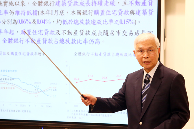 中央銀行21日召開第一季理監事會議，會後央行總裁楊金龍宣布升息半碼，終結利率連 3 凍。（鄧博仁攝）