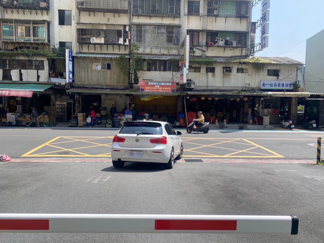 8旬老婦昏迷路倒，遭女司機未輾過傷重不治。（圖／警方提供）