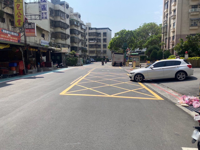 8旬老婦昏迷路倒，遭女司機未輾過傷重不治。（圖／警方提供）