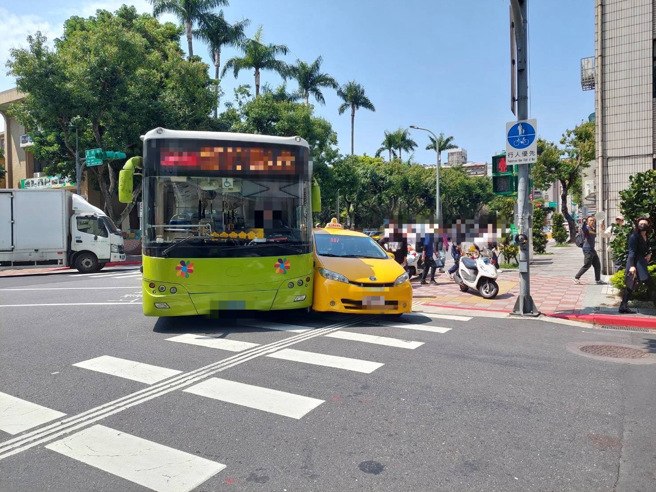 今（21日）上午10時43分許，台北市萬華區桂林路與昆明街口發生一起交通事故。（圖／警方提供）