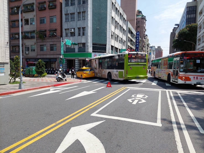 今（21日）上午10時43分許，台北市萬華區桂林路與昆明街口發生一起交通事故。（圖／警方提供）