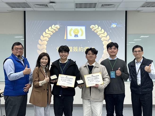 龍華科技大學半導體工程系大三學生杜展安與謝翊宸，日前獲實習廠商宜特科技頒發優秀人才培育獎學金。（校方提供）