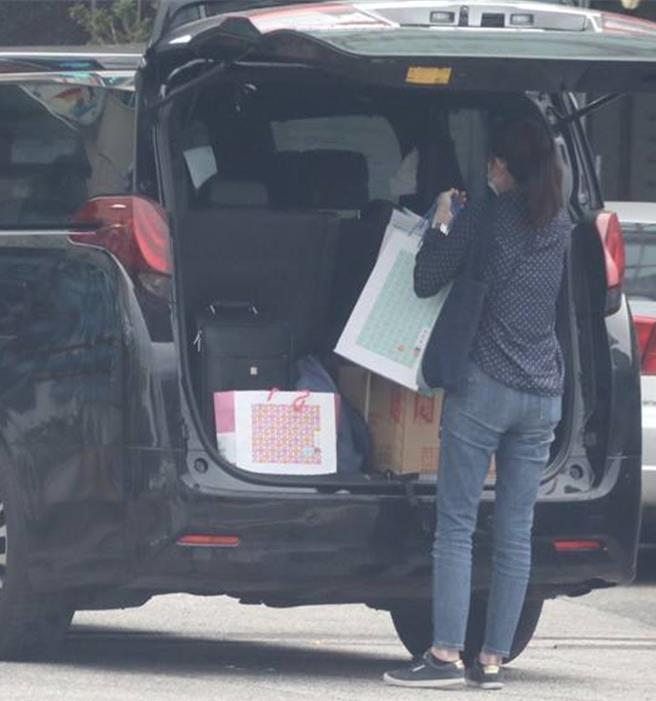 黃國昌爆料，陳菊攜立法院專供酒輔選。（黃國昌辦公室提供／楊亞璇台北傳真）