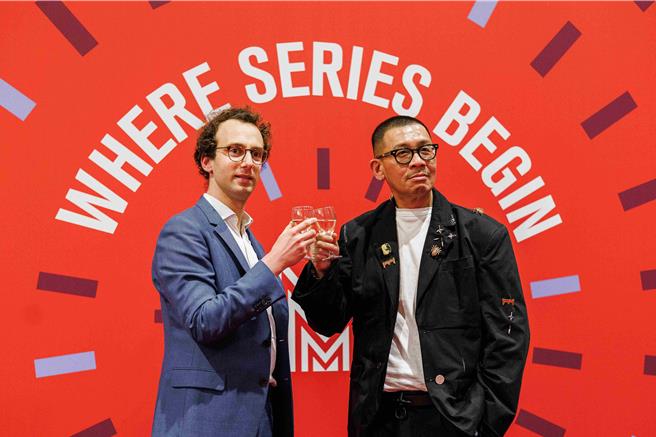 CNC 國際事務處主任Jérémie Kessler（左）與文策院董事長蔡嘉駿共同宣佈台法合製劇集計畫。（文策院提供／李怡芸台北傳真）