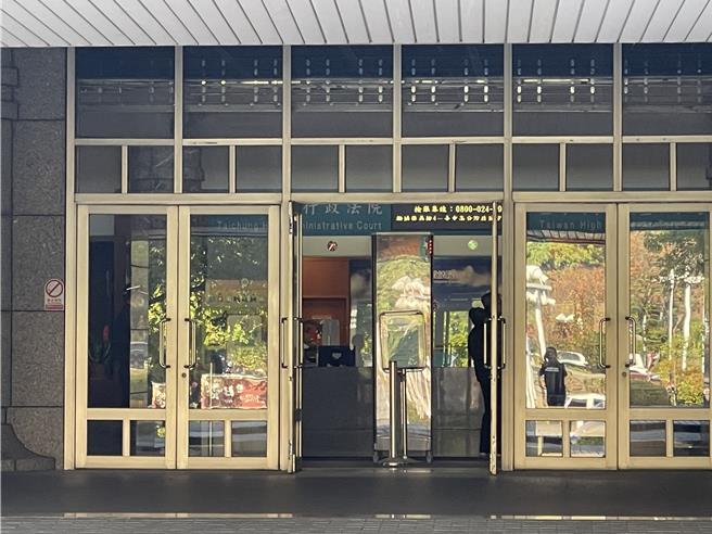 越南籍阮姓女看护，遭家属指控传讯息告知「我已经走了」，即弃重度身障不良于行的柯妇不顾，提出遗弃罪告诉，不过一、二审法官均认为柯妇非无自救能力之人，判阮女无罪。（王煌忠摄）