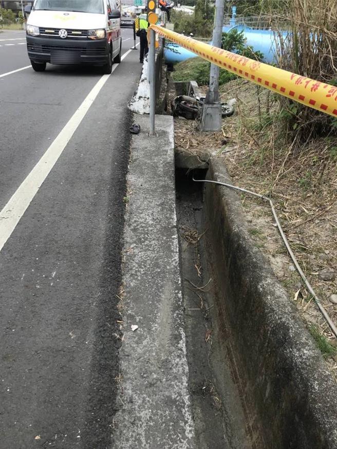 左鎮區台20線23.5K處今天中午傳出一起男子疑撞橋墩後，摔落橋下身亡意外，但確切死亡原因仍待釐清。(讀者提供／曹婷婷台南傳真)