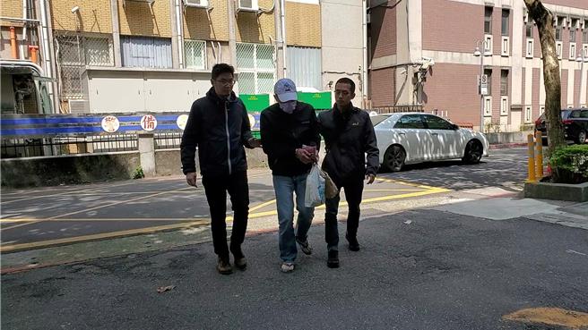 65岁李姓男子昨晚假意购物行抢台北市松山区延吉街「雪光银楼」，银楼老板黄姓父子檔发现后与李男拉扯扭打，李男挣脱后徒步逃跑，警方案发两小时后于光復南路巷弄内查获李男，查扣改造手枪1把，警方今下午依加重强盗未遂、枪炮等罪嫌，将李男移送台北地检署。检方复讯后向法院声押禁见。（图赖佩璇摄）