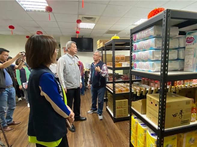 嘉義市副市長林瑞彥參觀實物銀行再耕園實體店面運作情形。（嘉義市政府提供／廖素慧嘉市傳真）