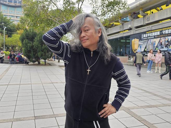 「喷假牙」艺术家林世伟语出惊人：我去下海。(游定刚拍摄)