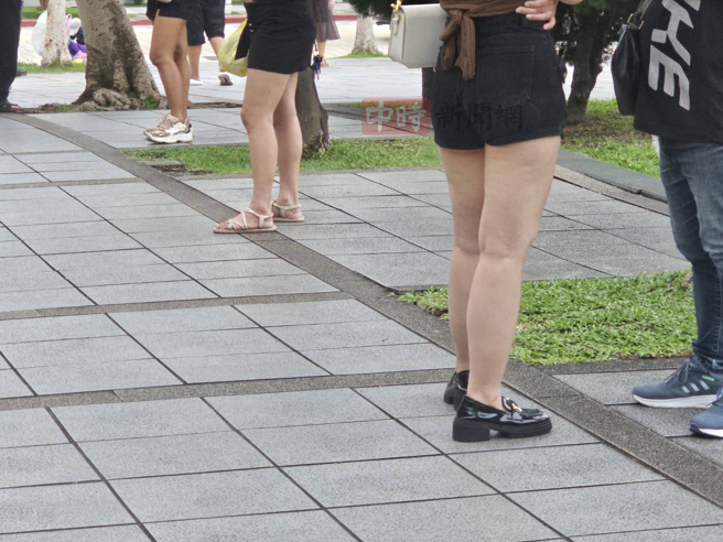 流莺冒险接客。(游定刚拍摄)