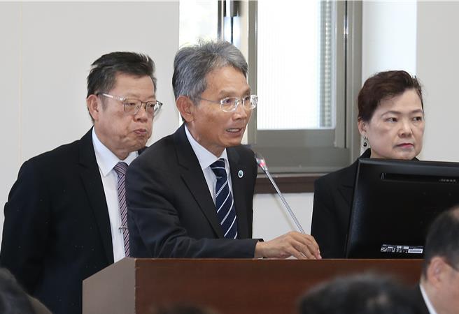 台積電在嘉義科學園區設置兩座先進封裝廠，用水需要支援今在立法院引發雲林嘉義立委互爭，經濟部水利署署長賴建信(中)說明短期內湖山水庫支援有必要，部長王美花(右)則強調台灣這麼小，就互相支援。(姚志平攝)