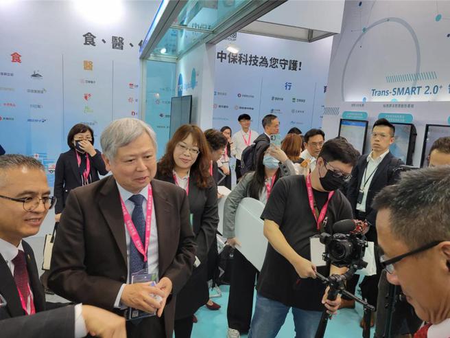 台灣港務公司董事長李賢義（左二）在港務公司展攤接待來賓。（圖：顏瑞田）