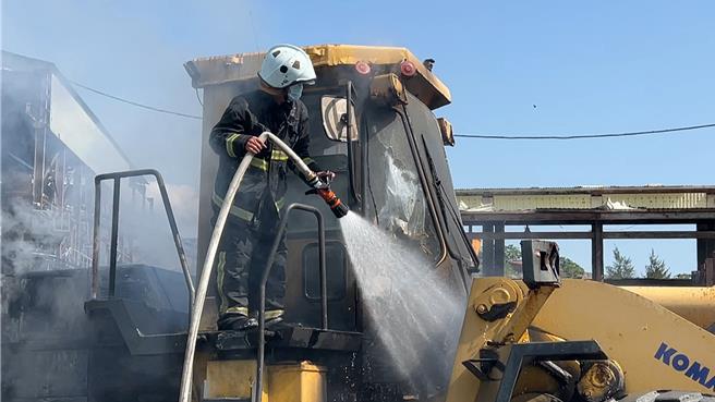 曳引车疑似内部引擎故障起火燃烧。（读者提供／萧嘉蕙台东传真）