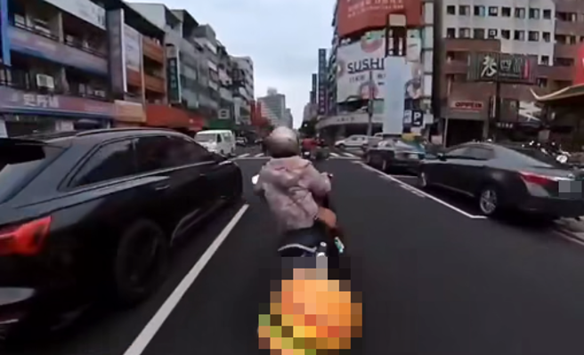 有骑士发现女三宝在路上蛇行又「剪线」乱骑车，原本要提醒对方，却被外国人骑士抢先一步狂谯。（图／翻摄自脸书翻转东台湾交通违规2.0）