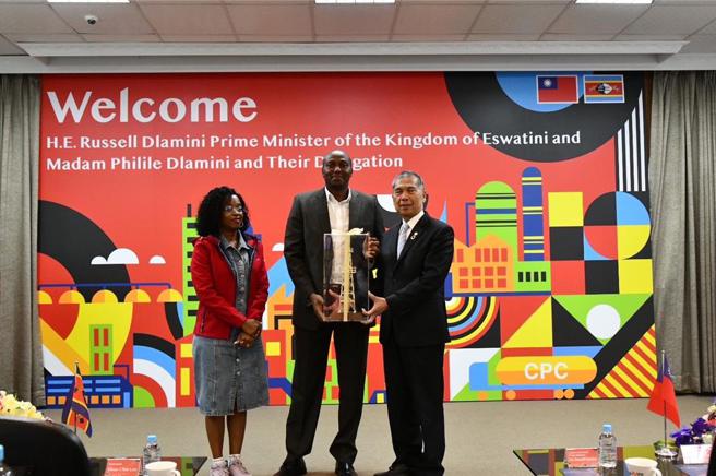 史瓦帝尼新任总理戴罗素率代表团参访中油桃园炼油厂（中油提供）