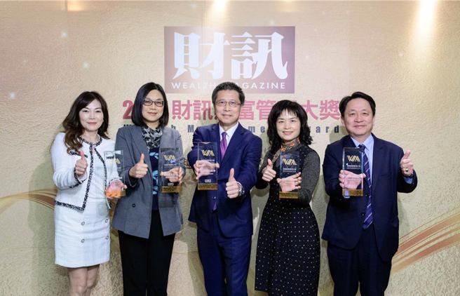 富邦证券拿下五项大奖，充分展现财富管理、数位金融、创新服务上的杰出表现。富邦证券总经理郭永宜(中)率领团队合影。图／富邦证券提供