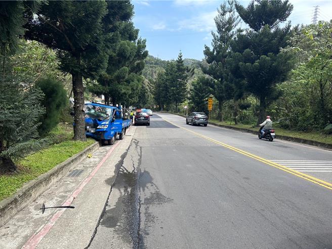 林男駕駛小貨車自撞路樹，車頭嚴重凹陷變形。（新店警分局提供）