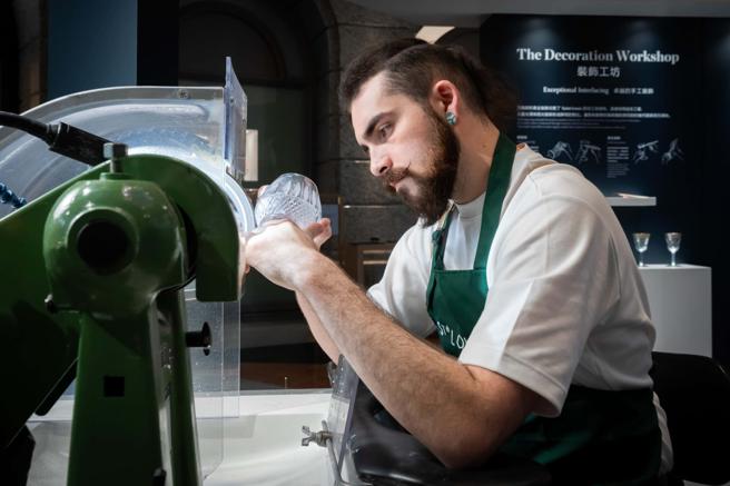 Saint-Louis水晶雕刻師Wihelm專程來台示範精湛的切割技術。（Saint-Louis提供／古明弘台北傳真）