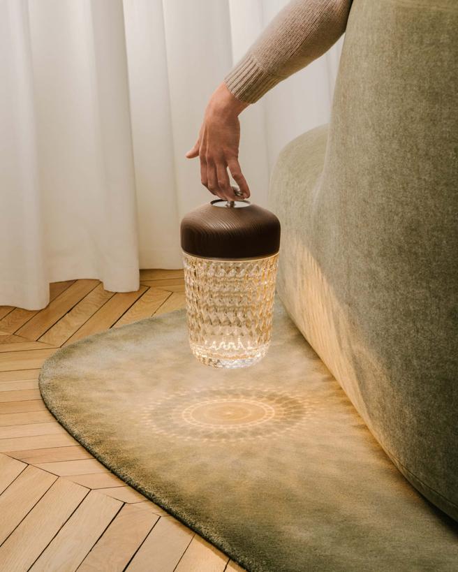 全新Folia迷你攜帶式燈具是該系列設計師 Noe Duchaufour-Lawrance 的最新得意之作。（Saint-Louis提供／古明弘台北傳真)