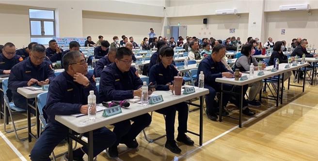 芦洲警分局21日召开「治安会报」。除邀请辖区民意代表、里长、各级学校、区公所等单位参加外，还特别邀请了辖内超商和银行业者参与。（芦洲警分局提供／新北报导）