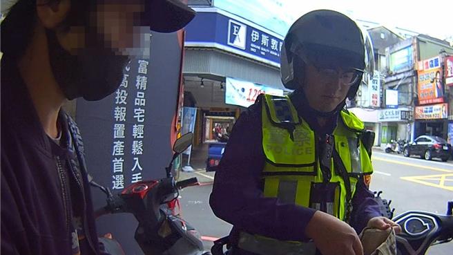 桃园警察分局埔子派出所警员谢玮伦及黄冠颖巡逻经过民生路时，发现路口施工人员指挥交通未穿反光背心及使用指挥棒，清查身分时发现35岁余姓男子涉嫌诈欺及洗钱案件遭发布通缉，男子被逮称自己躲了半年，已经赚到了，员警也莞尔。（翻摄照片）