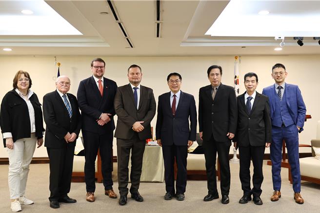 北德跨邦城市代表聯合訪問團拜訪台南市政府，市長黃偉哲(右四)期望有機會能拓展、深化與德國的關係。(台南市政府提供／曹婷婷台南傳真)